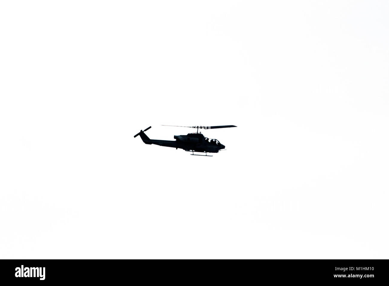 Eine Marine Corps UH-1Y Venom Hubschrauber bei der Installation für Ullr Schild Übung der 2. Marine Flugzeugflügel fliegt in der Nähe von Young Air Assault Strip in South Post am Jan. 24, 2018, am Fort McCoy, Wis Ullr Shield ist ein Training entwickelt Fähigkeiten 2. Marine die Flugzeuge Flügel in extremen Umgebungen bei kaltem Wetter von Anfang Januar bis Anfang Februar 2018 zu verbessern. Die 2. Marine Flugzeugflügel ist bei der Marine Corps Air Station Cherry Point, N.C. Hauptsitz Hunderte von Marines nahmen an der Übung am Fort McCoy. (U.S. Armee Stockfoto