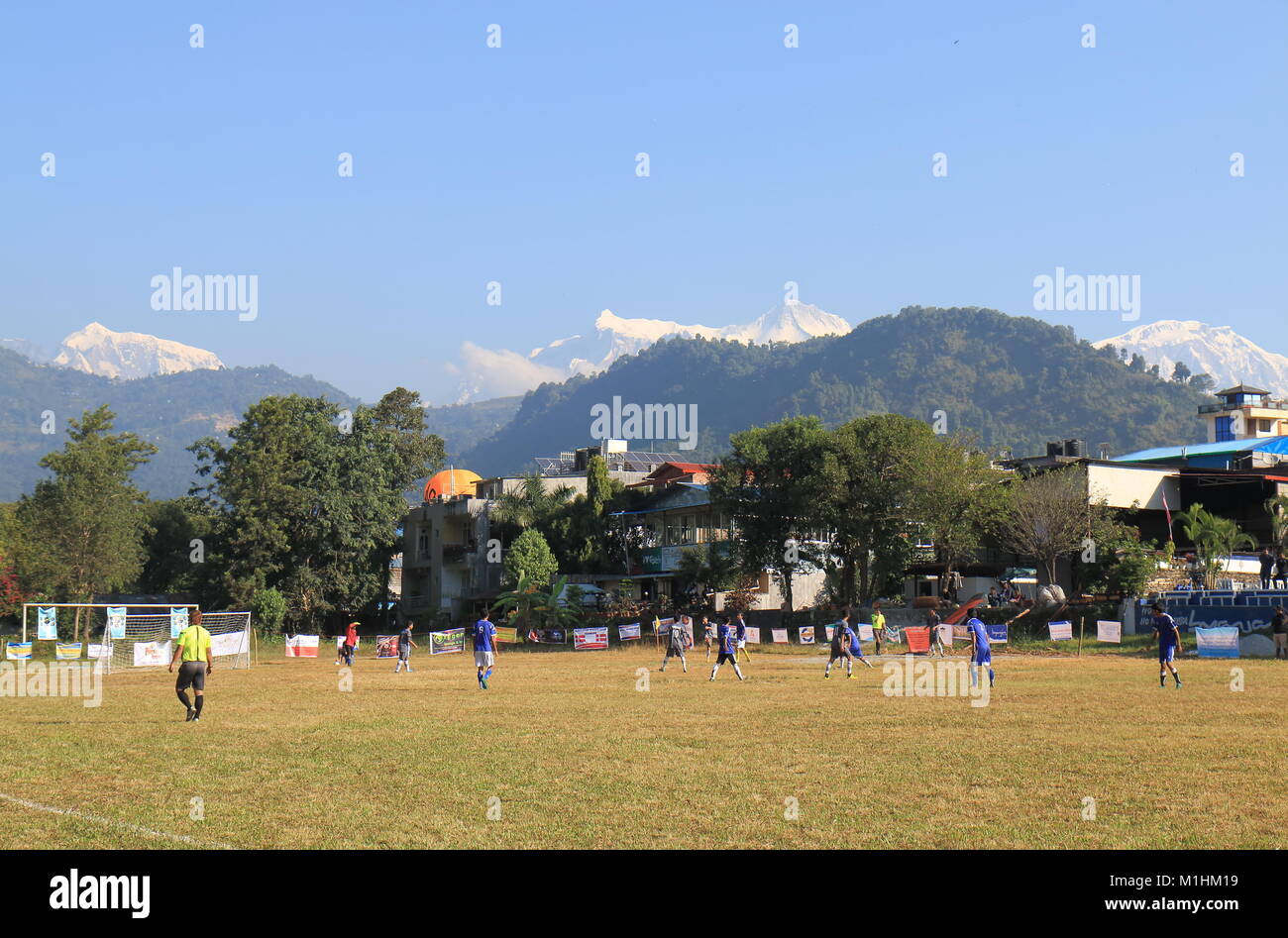 Die Einheimischen spielen Fußball auf lokaler Park in Pokhara Nepal. Stockfoto