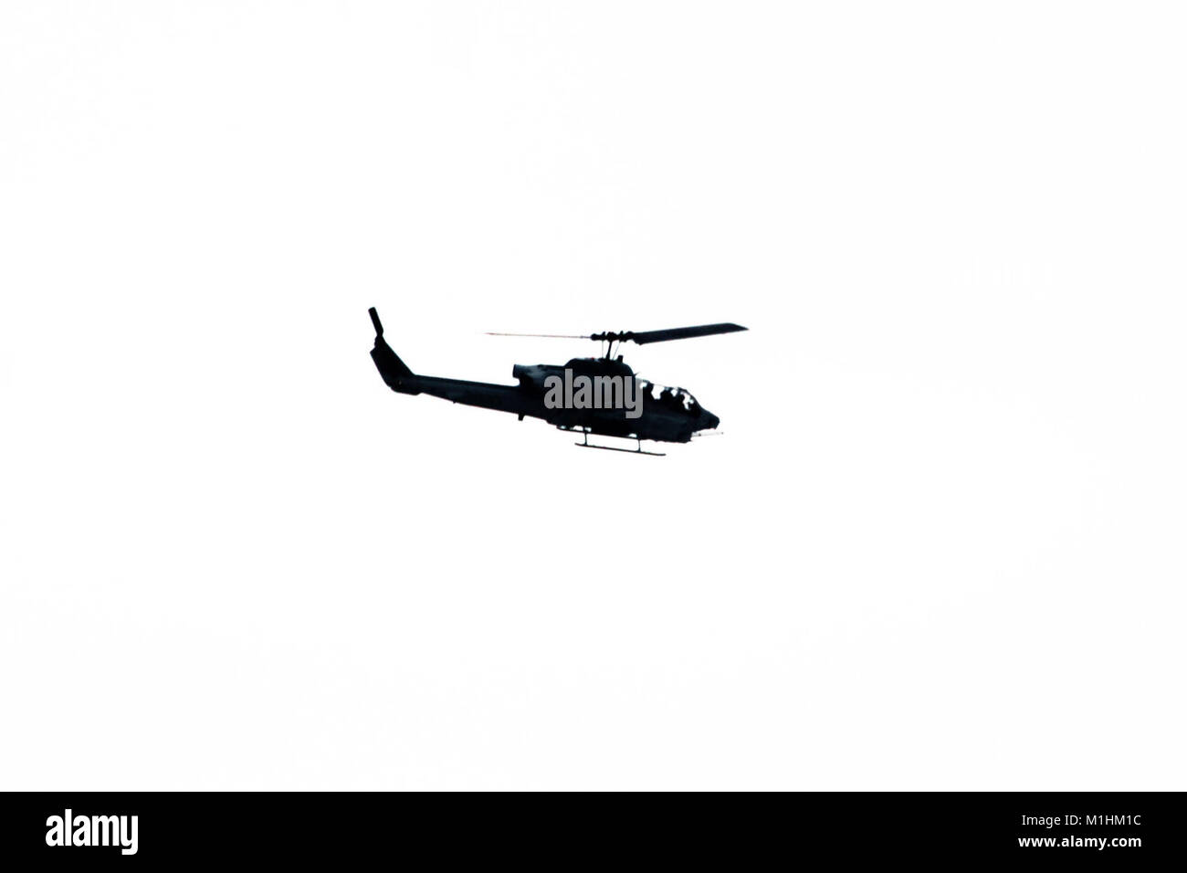 Eine Marine Corps UH-1Y Venom Hubschrauber bei der Installation für Ullr Schild Übung der 2. Marine Flugzeugflügel fliegt in der Nähe von Young Air Assault Strip in South Post am Jan. 24, 2018, am Fort McCoy, Wis Ullr Shield ist ein Training entwickelt Fähigkeiten 2. Marine die Flugzeuge Flügel in extremen Umgebungen bei kaltem Wetter von Anfang Januar bis Anfang Februar 2018 zu verbessern. Die 2. Marine Flugzeugflügel ist bei der Marine Corps Air Station Cherry Point, N.C. Hauptsitz Hunderte von Marines nahmen an der Übung am Fort McCoy. (U.S. Armee Stockfoto