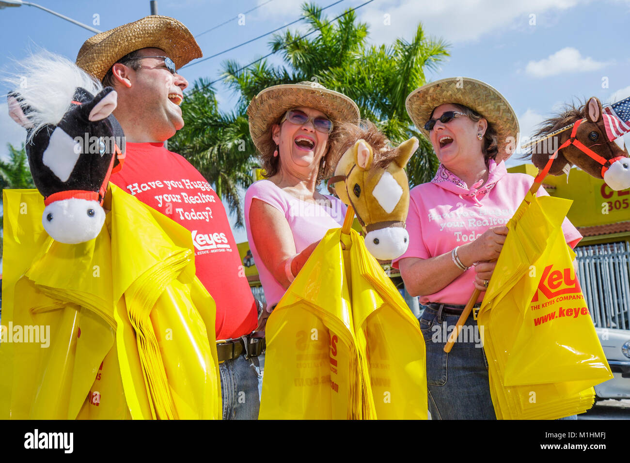 Miami Florida, Homestead, Rodeo Parade, Teilnehmer, Gemeinschaftsveranstaltung, Tradition, Erwachsene, Stockpferde, lustig, Humor, humorvoll, Humor, humorvoll, Besucher tra Stockfoto