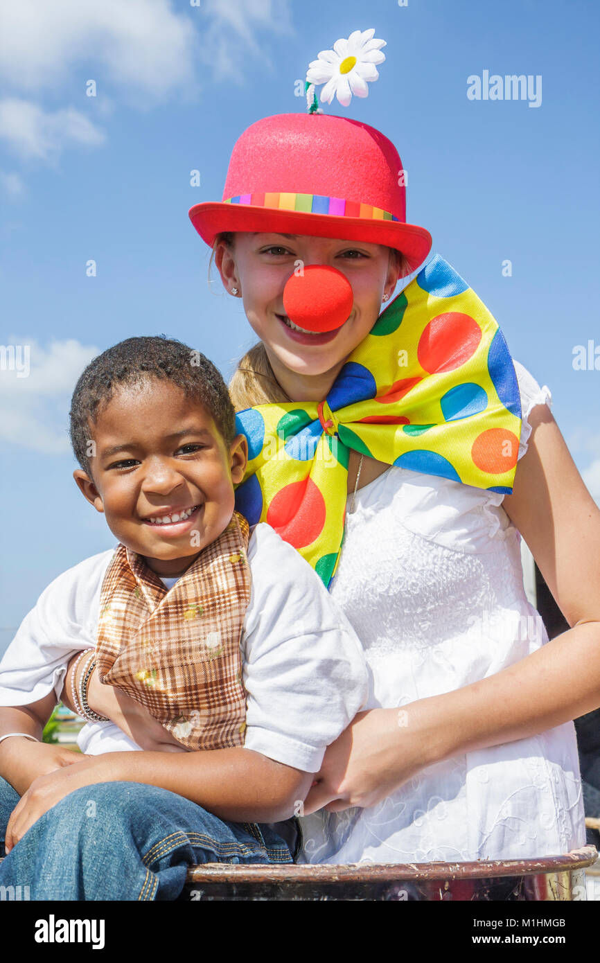 Miami Florida, Homestead, Rodeo Parade, Teilnehmer, Gemeinschaftstradition, Schwarzer Junge Jungen männliches Mädchen, Mädchen weibliche Kinder Clown, rote Nase, Fliege, Lächeln, Stockfoto