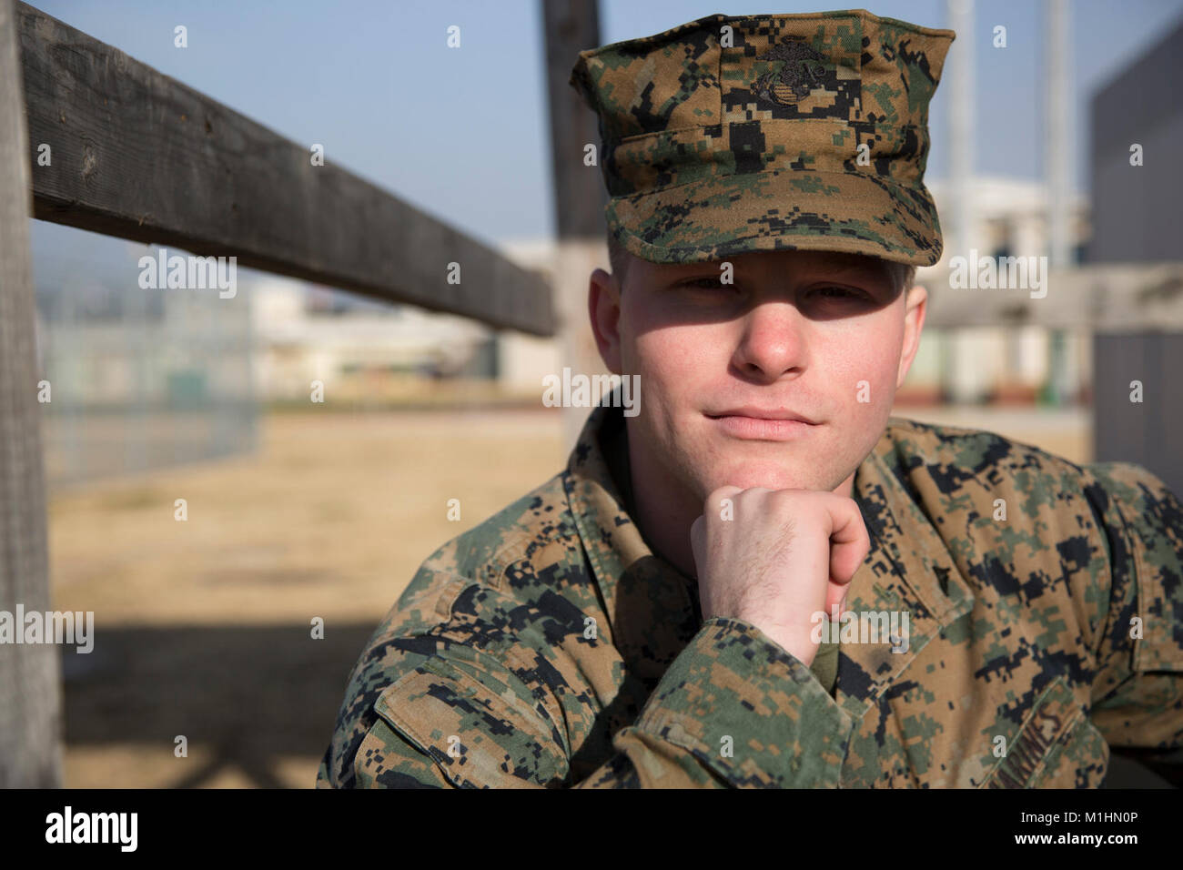 Us Marine Corps Lance Cpl. Kyle Burklew, 21, eine kleine Arme Techniker mit Marine Aircraft Group (MAG) 12 Armory, posiert für ein Stockfoto