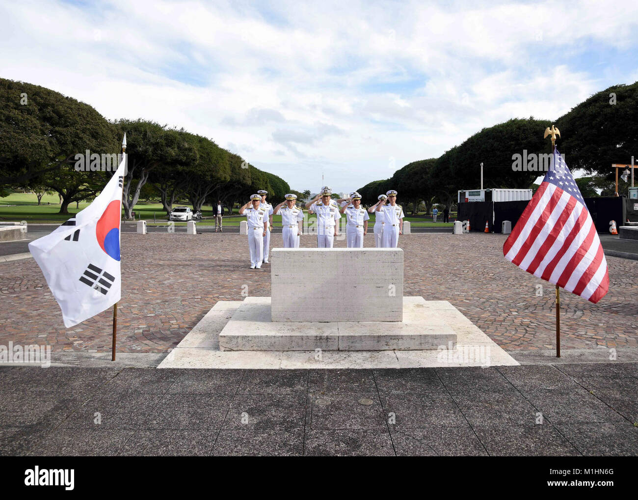 HONOLULU (Jan. 25, 2018) Adm. Hyun-seong, ähm, Center, Republik Korea Leiter der Marine, und ROK und die US-amerikanische Offiziere machen begrüßt während einer Kranzniederlegung Zeremonie am National Memorial Friedhof des Pazifik. Adm. Um ist zu einem zweitaegigen Besuch in Oahu, Hawaii, Treffen mit US-Militärs im Pazifik. (U.S. Marine Stockfoto