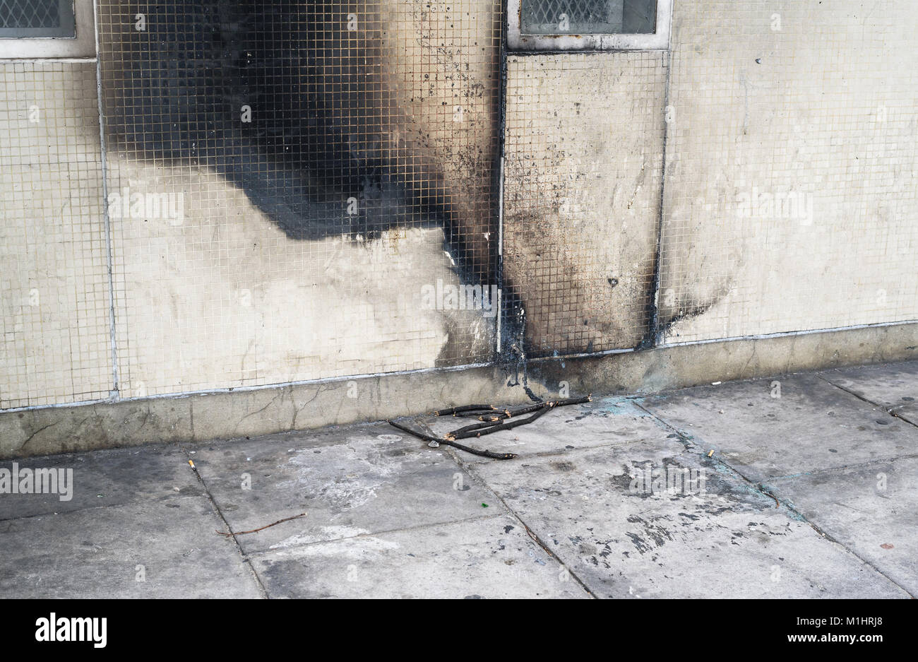 Externer Brand Schäden Vorgefertigte Gebäude aus Beton. Stockfoto