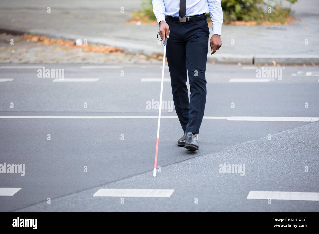 Blinde Person mit weißem Stick gehen auf die Straße Stockfotografie Alamy