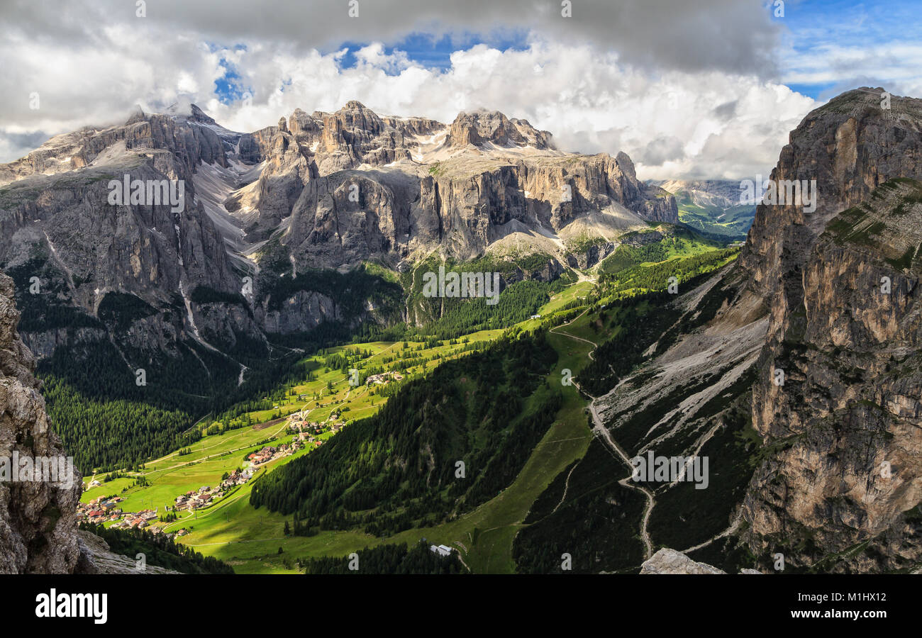 Alta Badia mit Colfosco Dorf und Sella, Alto Adige, Italien Stockfoto