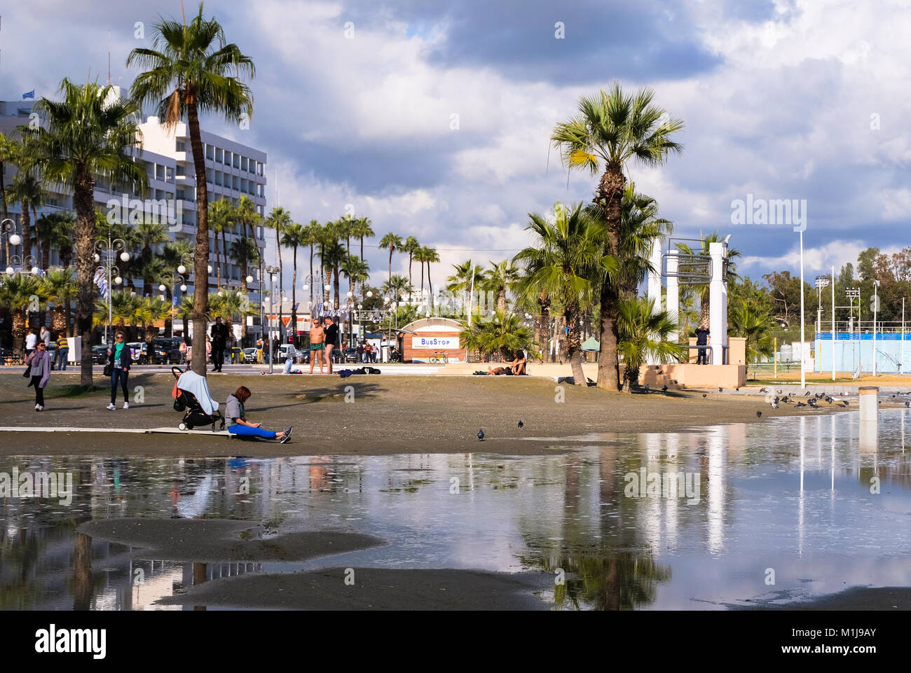 LARNACA, ZYPERN - Januar 5, 2018: Menschen auf finikoudes Beach im Januar in der Sonne entspannen. LARNACA, 5. Januar 2018 Stockfoto