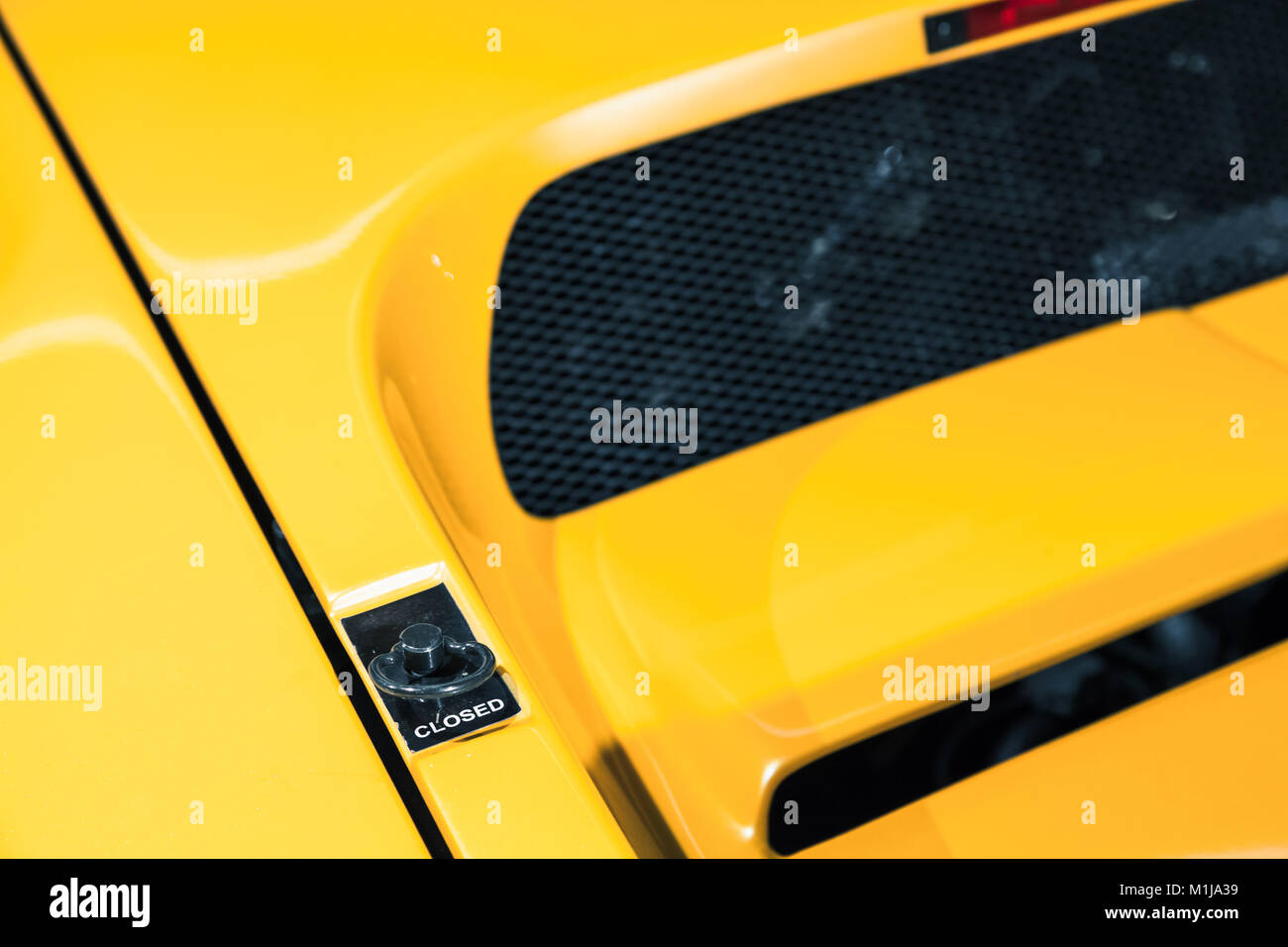 Luxus gelb roadster Fragment. Haubenverriegelung. Italienische Auto design Stockfoto