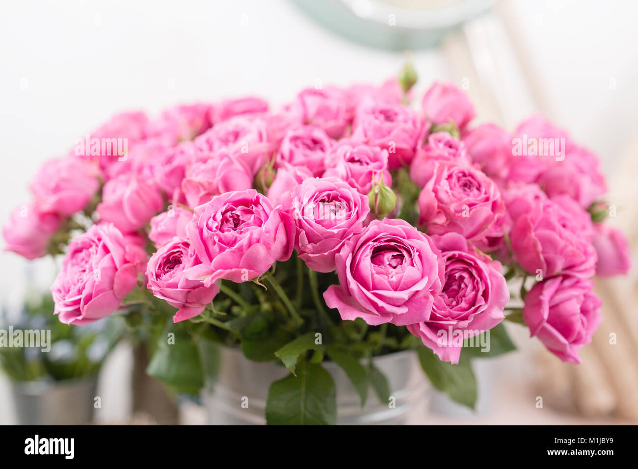 Rose Misty Blasen. Strauß Blumen rosa Rosen in Vase aus Metall. Shabby Chic  Wohnkultur. Florist in einem Blumenladen Stockfotografie - Alamy