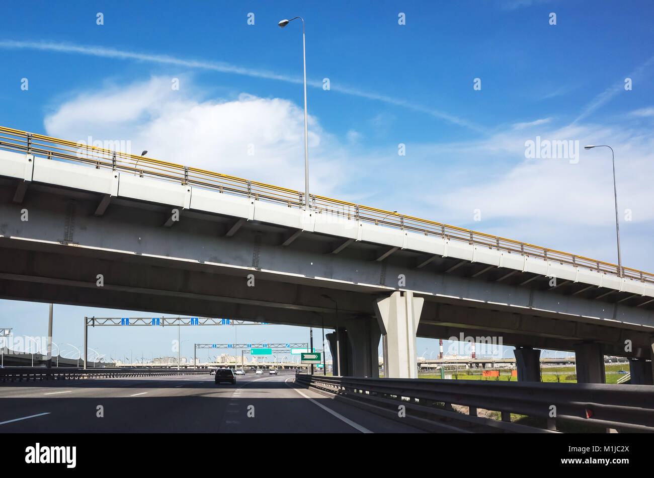 Moderne Speedway mit Überführung Brücke unter blauem Himmel Stockfoto