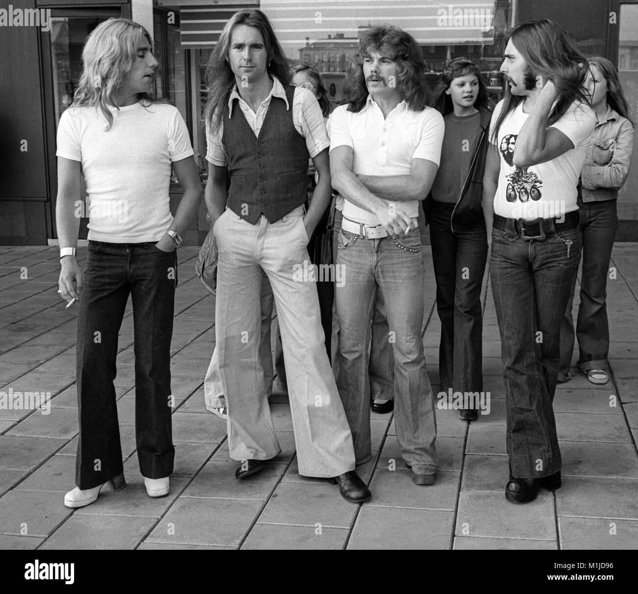 STOCKHOLM, SCHWEDEN, 08-29-1975: STATUS QUO, Rock n Roll Musiker Andy Bown, Francesco Rosi, Alan Lancaster och Johannes Coghlar Stockfoto