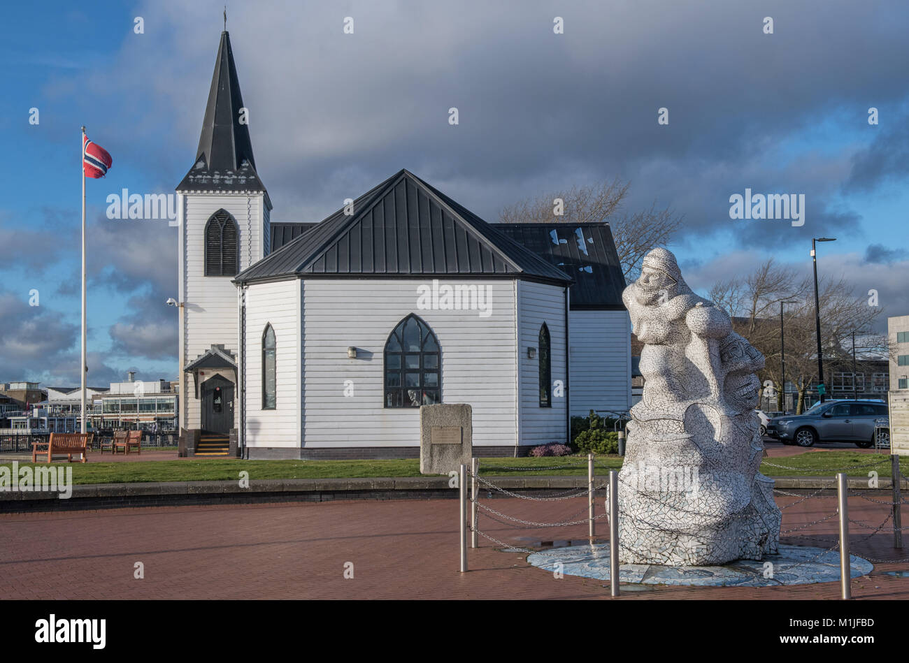 Die Norwegische Kirche und Captain Scott Statue Cardiff Bay South Wales Stockfoto