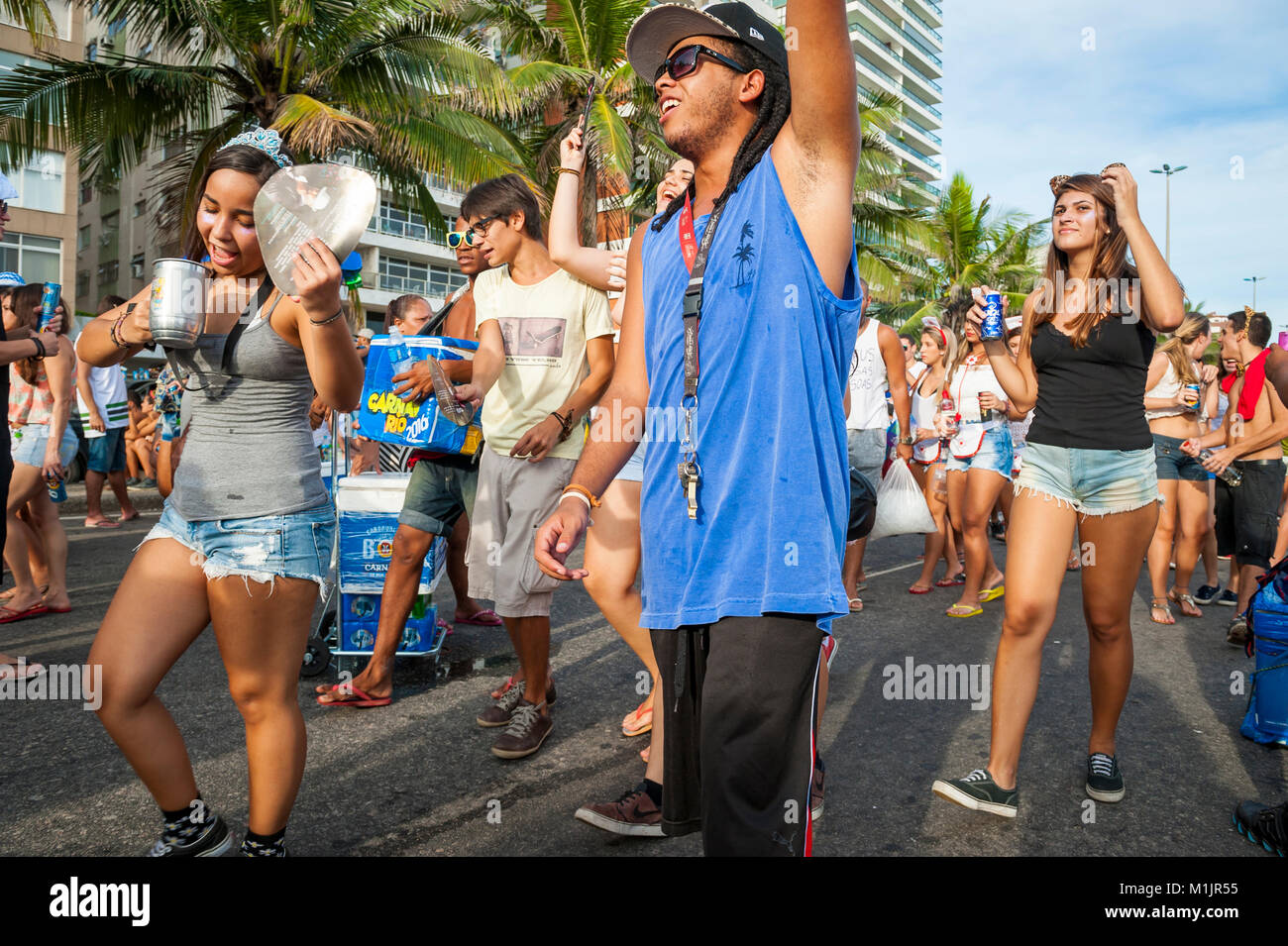 RIO DE JANEIRO - ca. Februar 2017: Junge Brasilianer zu einem Karneval Straßenfest in Ipanema zu feiern. Stockfoto