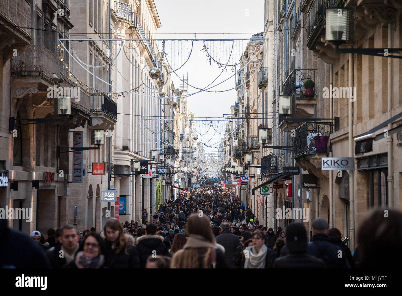 BORDEAUX, Frankreich - 27. Dezember 2017: Sainte Catherine Street während der Rush Hour mit Menschen shopping unter den zahlreichen Geschäfte von der Straße gedrängt, auf Stockfoto
