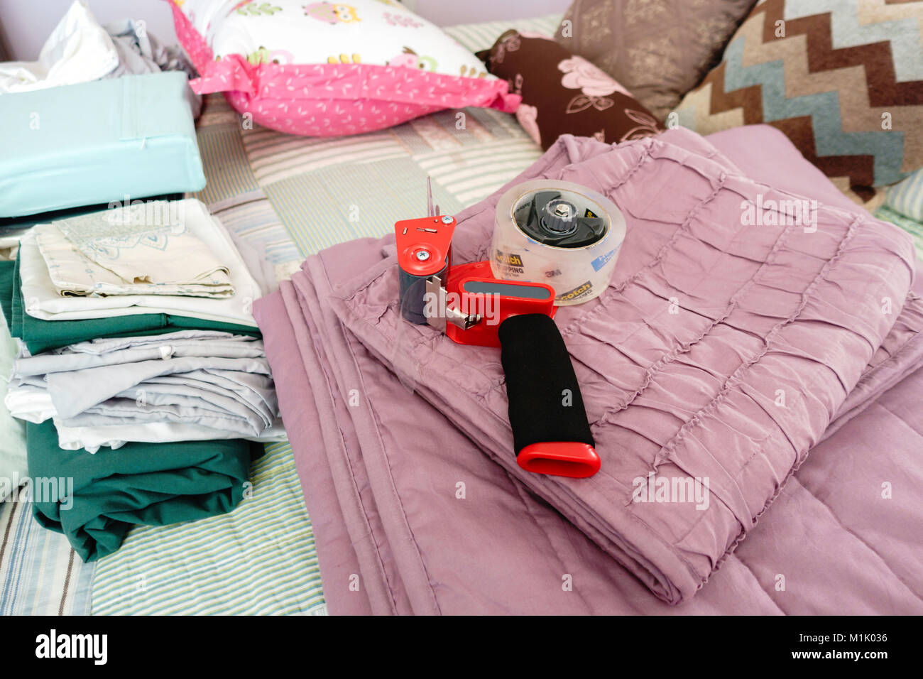 Ein tape Dispenser holding Boxing Band liegen auf einem gefalteten Bettdecken bis zu verpackt werden zu bewegen. USA. Stockfoto