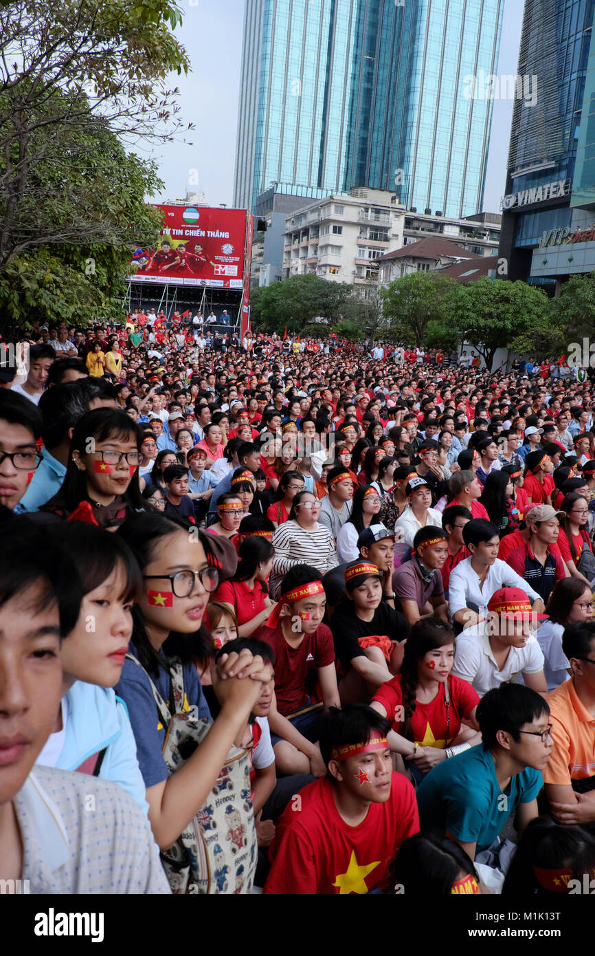 HO CHI MINH CITY, VIETNAM, unglaublich große Masse der Vietnamesischen Fußballfans beobachten AFC U23-Fußball-Finale von Outdoor TV-Bildschirm Stockfoto