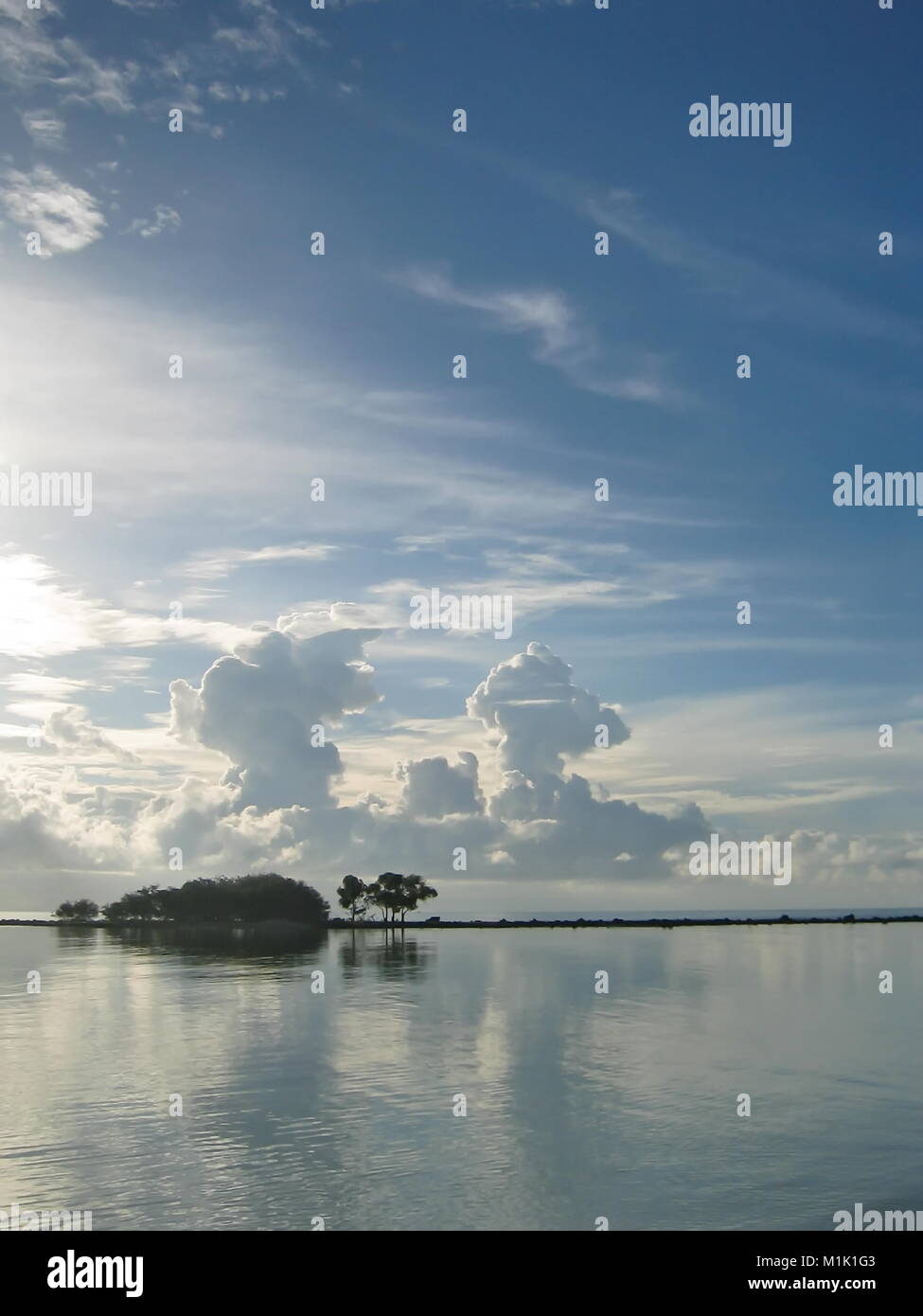 Ko Samui Strand am Morgen mit Gewitterwolken weit weg. Sonnigen morgen mit ruhigen Ozean Stockfoto