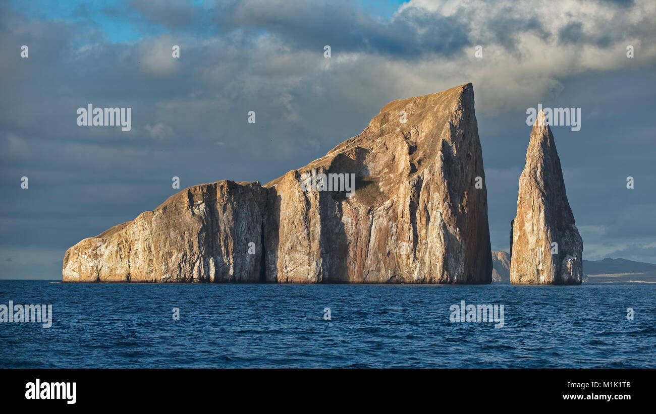Kicker Rock am späten Nachmittag Licht mit einem ruhigen Meer. Gleich an der Insel San Cristobal Stockfoto