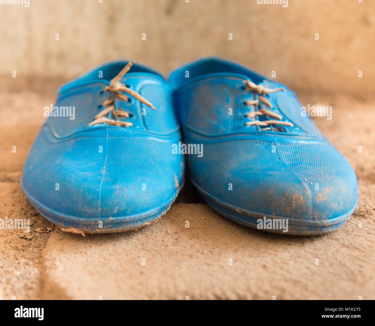 Blaue Schuhe von Mali Stockfoto