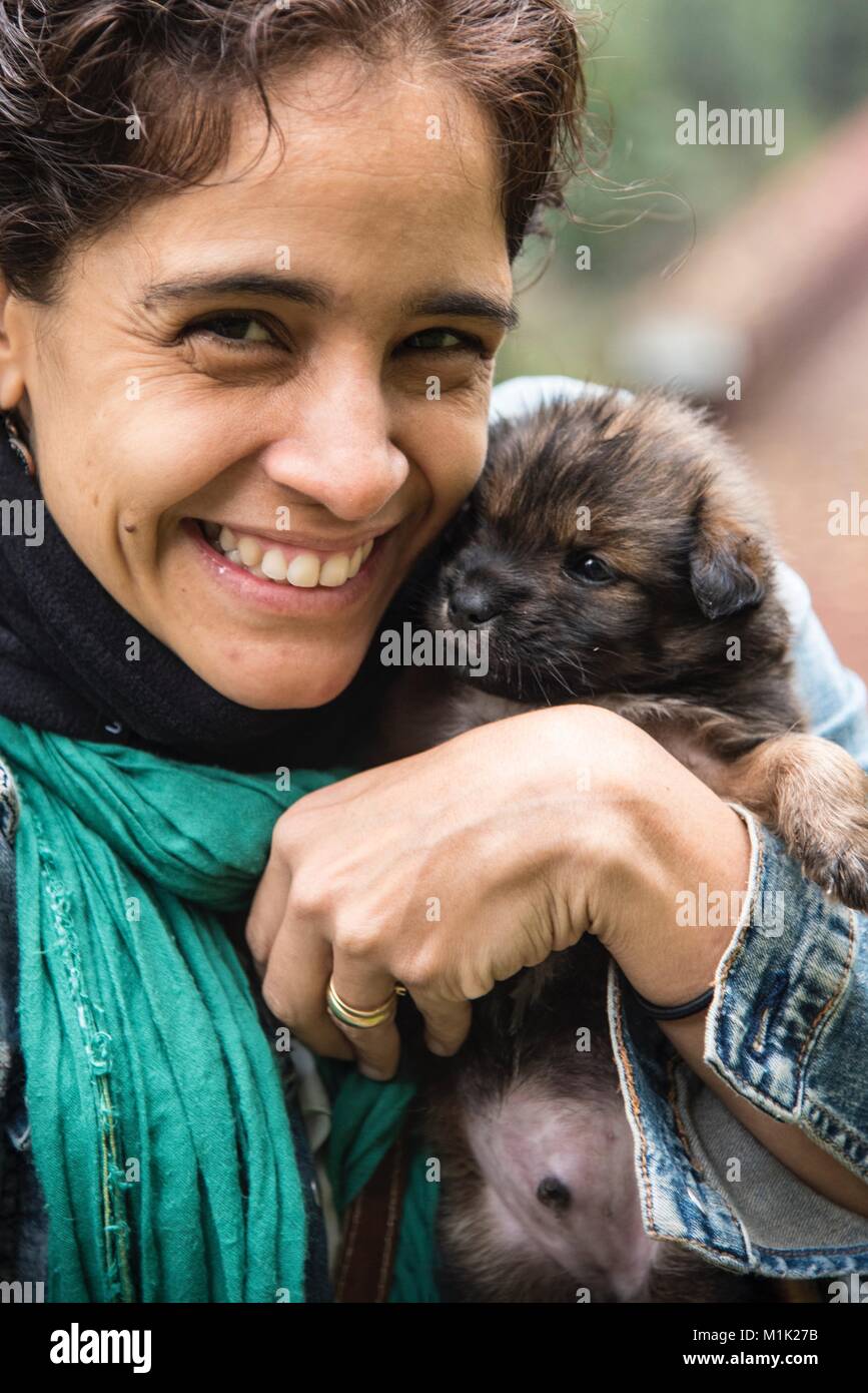 Lächelnde Frau und Hund Stockfoto