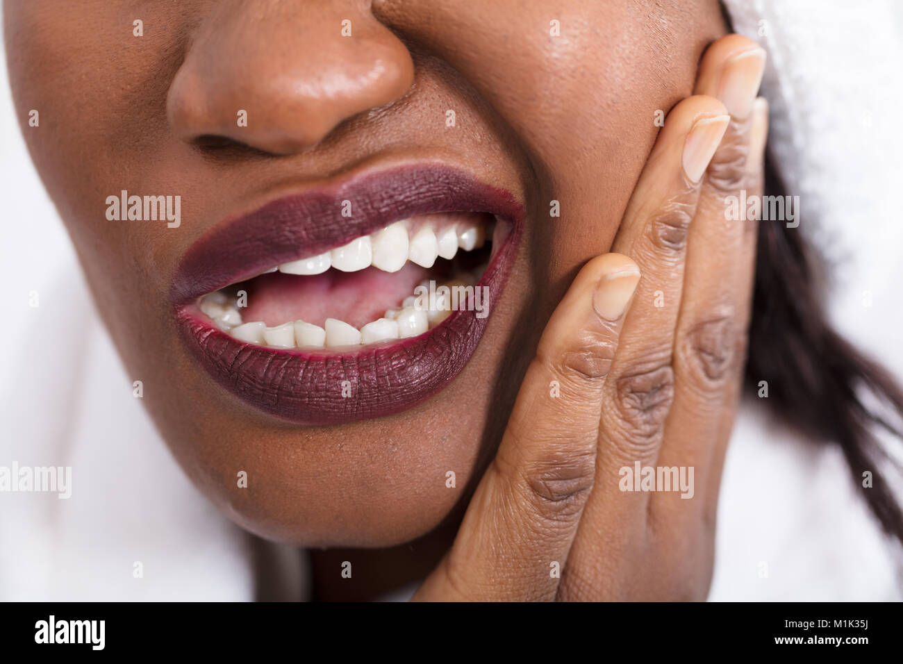 Nahaufnahme einer afrikanischen Frau Zahn Schmerzen leiden. Stockfoto