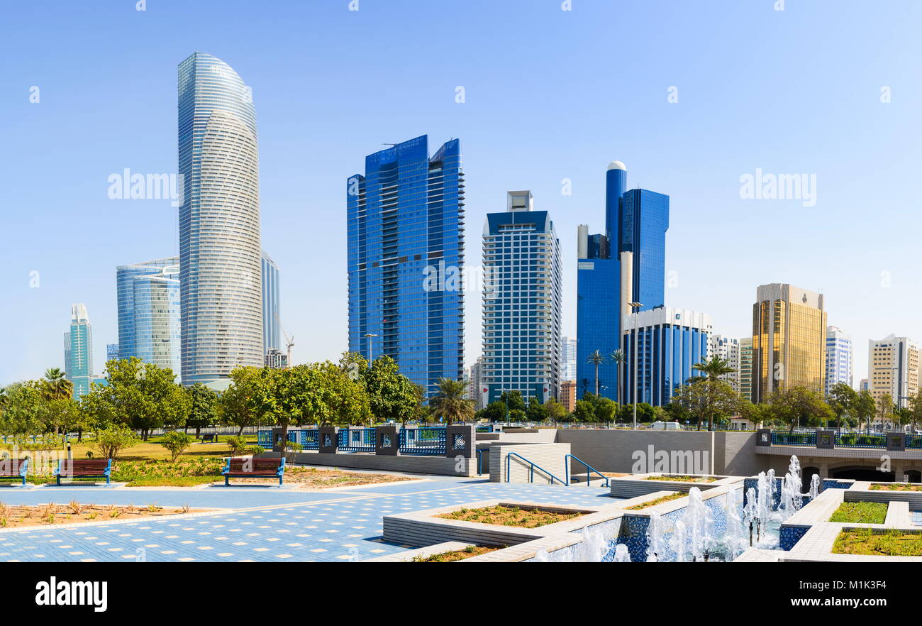 Abu Dhabi Panoramablick von der Promenade mit berühmten Wolkenkratzer und modernen Gebäuden Stockfoto