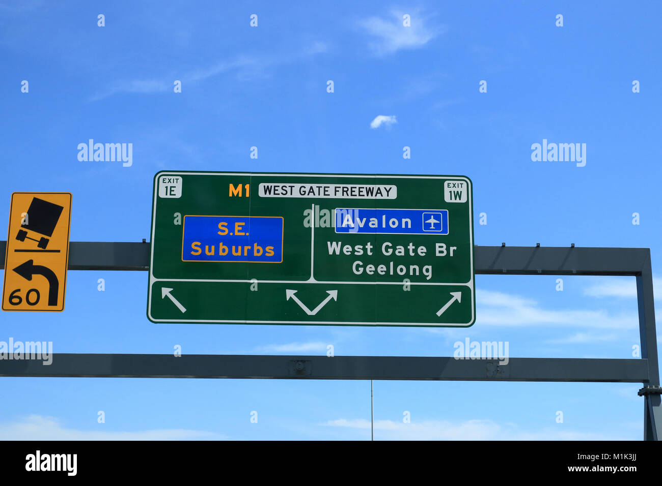 Melbourne Schild nach West Gate Freeway, südöstlichen Vorstädte, Avalon Airport, West Gate Bridge und Geelong Stockfoto