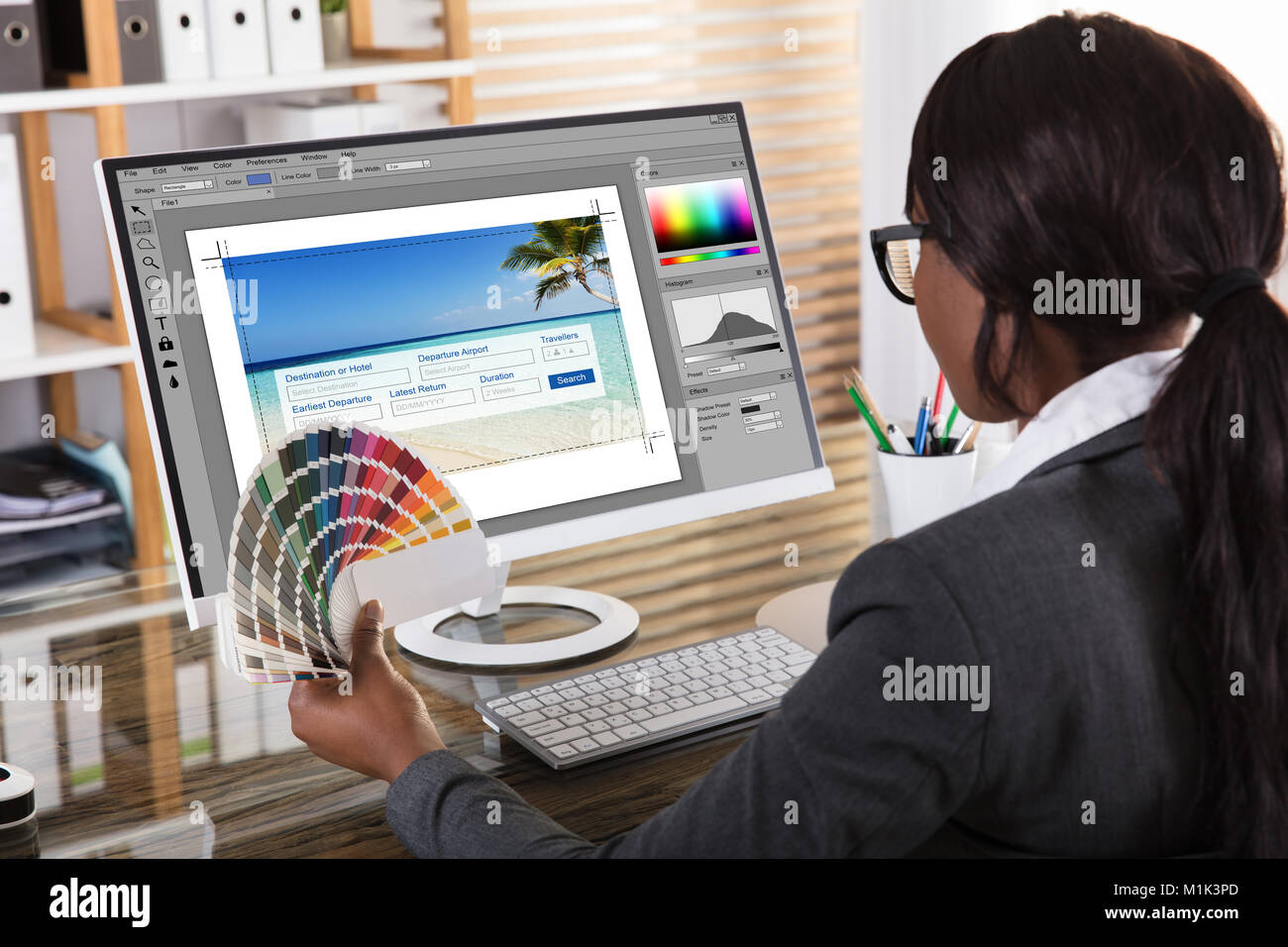 Nahaufnahme einer afrikanischen Frau Designer halten bunte Swatch Arbeiten am Computer im Büro Stockfoto