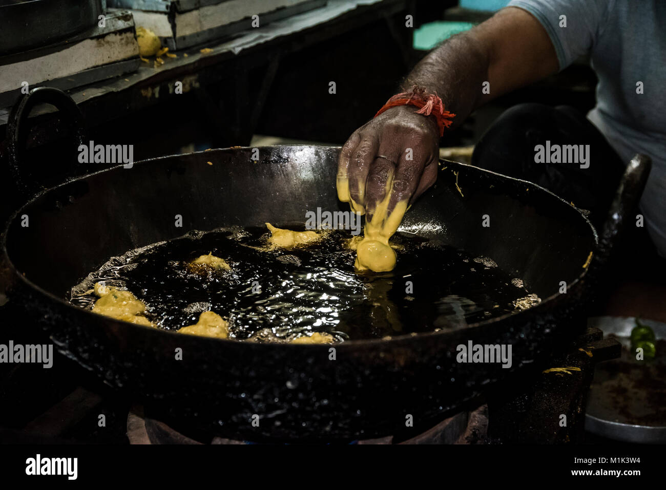 Frittieren Pakora oder Bhajiya (Indische Street Food) in Öl in Gondal Gujarat Indien Stockfoto