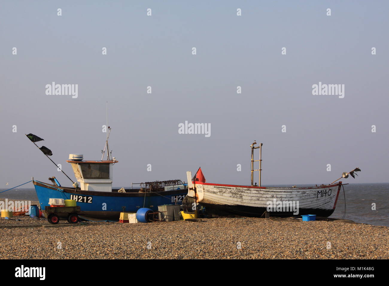 Fischerboote am Strand von Aldeburgh, Suffolk Stockfoto