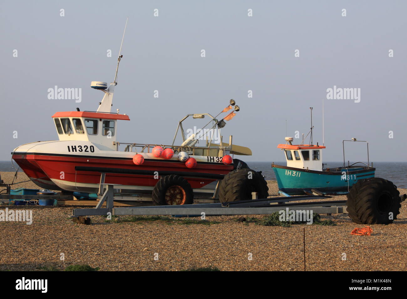 Fischerboote am Strand von Aldeburgh, Suffolk Stockfoto