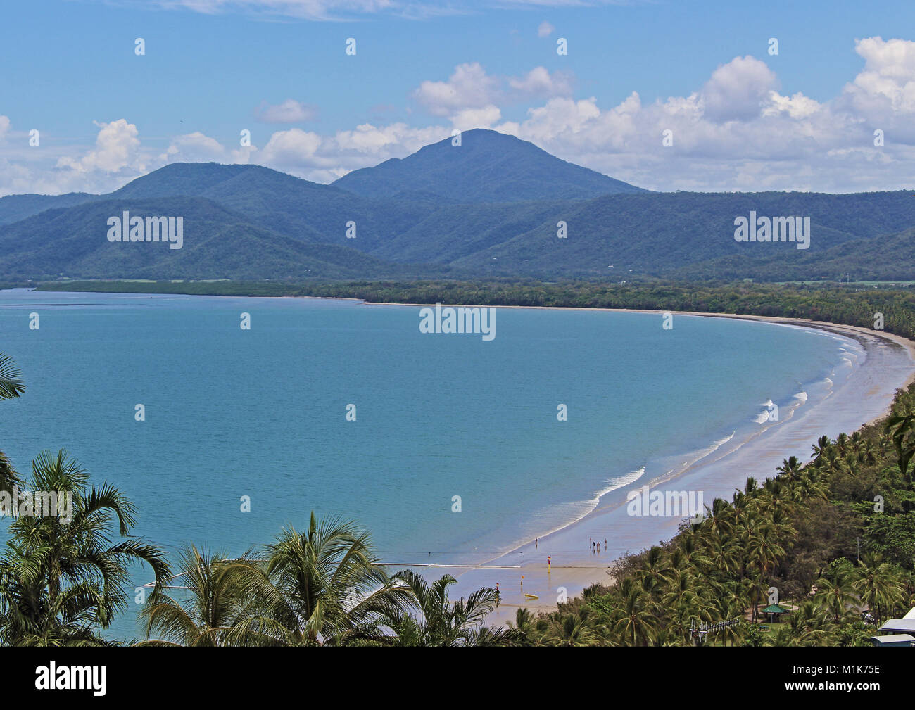 Blick auf schöne 4 Mile Beach von Flagstaff Hiil in Port Douglas Queensland, Australien Stockfoto