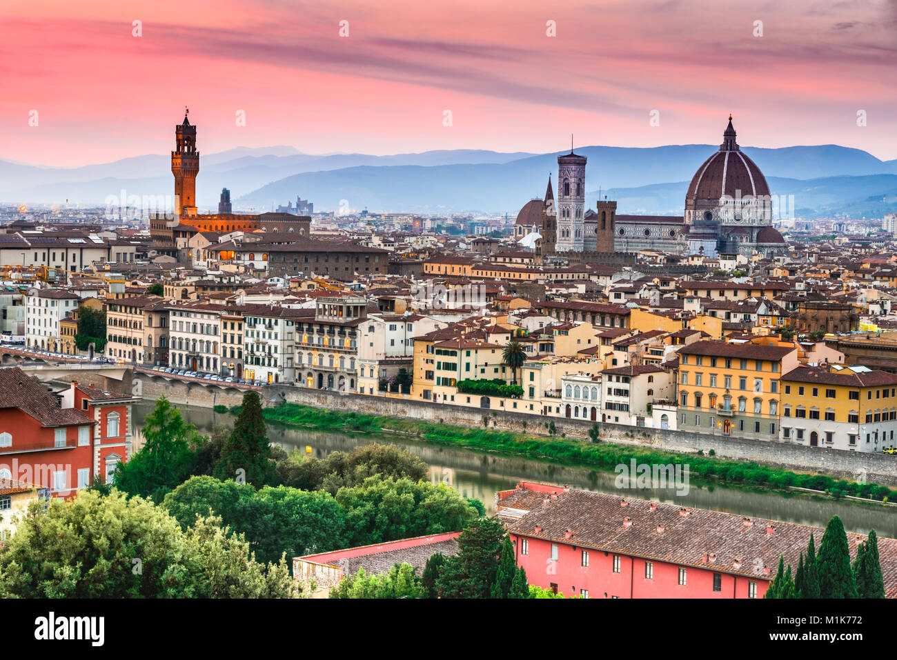 Florenz, Toskana - Nacht Landschaft mit Duomo Santa Maria del Fiori und Palazzo Vecchio, Architektur der Renaissance in Italien. Stockfoto