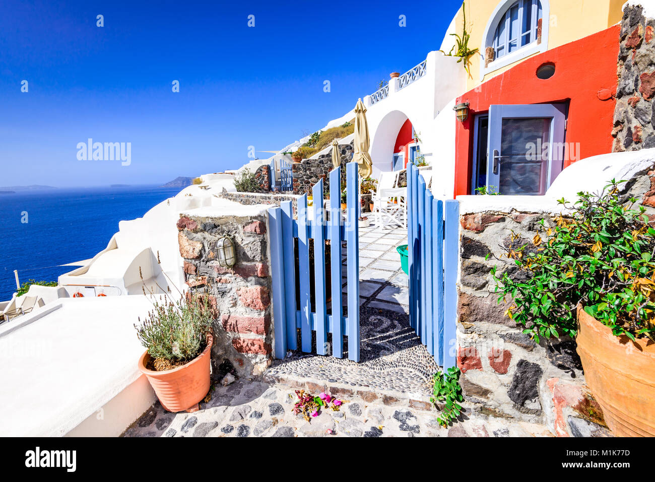 Oia, Santorin - Griechenland. Berühmteste Attraktion des weißen Dorf mit gepflasterten Gassen und bunten Häuser, Griechische Inseln der Kykladen, Ägäis. Stockfoto