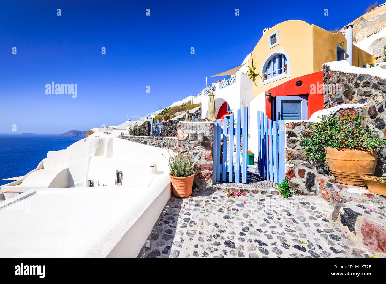 Oia, Santorin - Griechenland. Berühmteste Attraktion des weißen Dorf mit gepflasterten Gassen und bunten Häuser, Griechische Inseln der Kykladen, Ägäis. Stockfoto