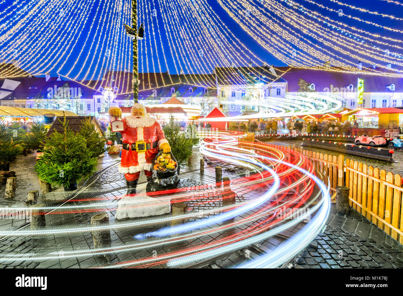 Sibiu, Rumänien. Wintermärchen am Weihnachtsmarkt, der größten in Siebenbürgen, Europa. Stockfoto