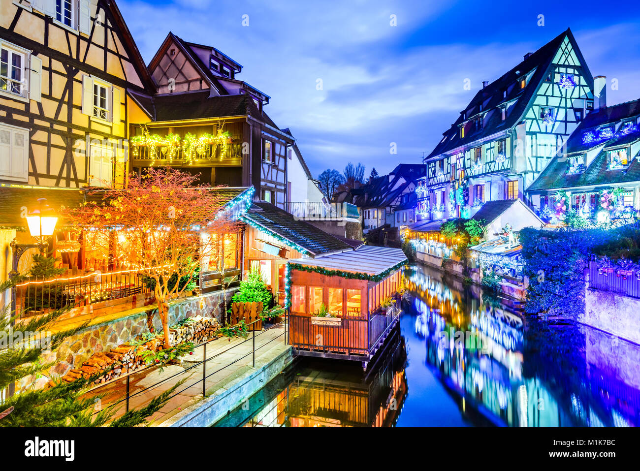 Colmar, Elsass, Frankreich. Lebkuchenhäuser hinzufügen Weihnachten Dekoration von lokalen Handwerkern, berühmt in Europa. Stockfoto