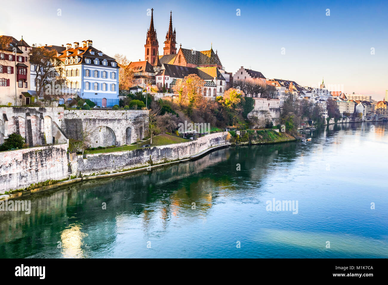 Basel, Schweiz. Rhein und Münster Cathedral, Schweizerischen Eidgenossenschaft mittelalterliche Stadt. Stockfoto