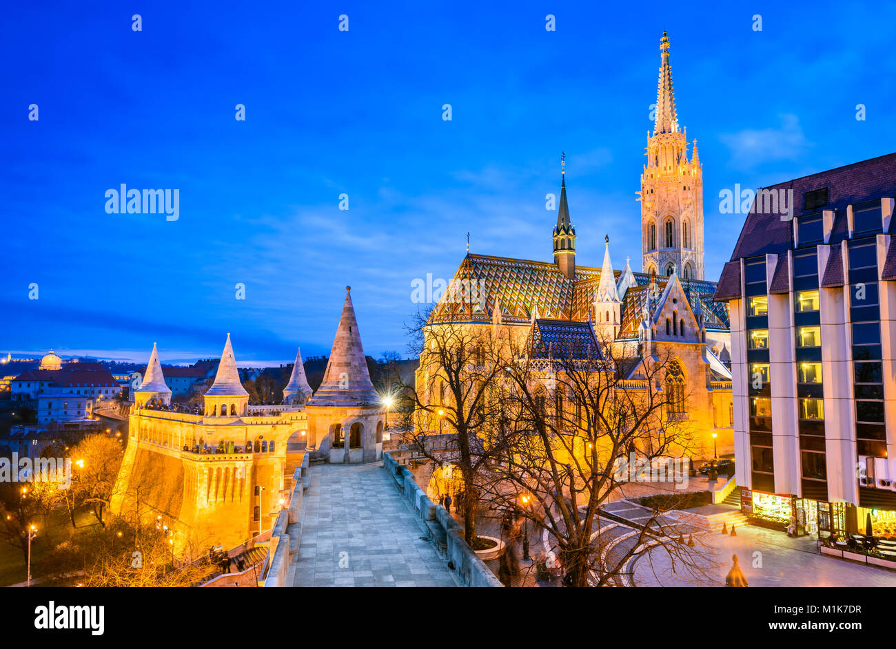 Budapest, Ungarn. Matyas Kirche und Fischerbastei auf Buda Hill bei Dämmerung Stunde Stockfoto