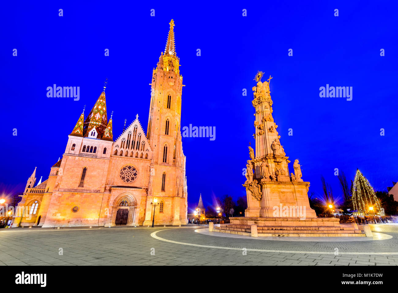 Budapest, Ungarn. Matyas Kirche und Fischerbastei auf Buda Hill bei Dämmerung Stunde Stockfoto