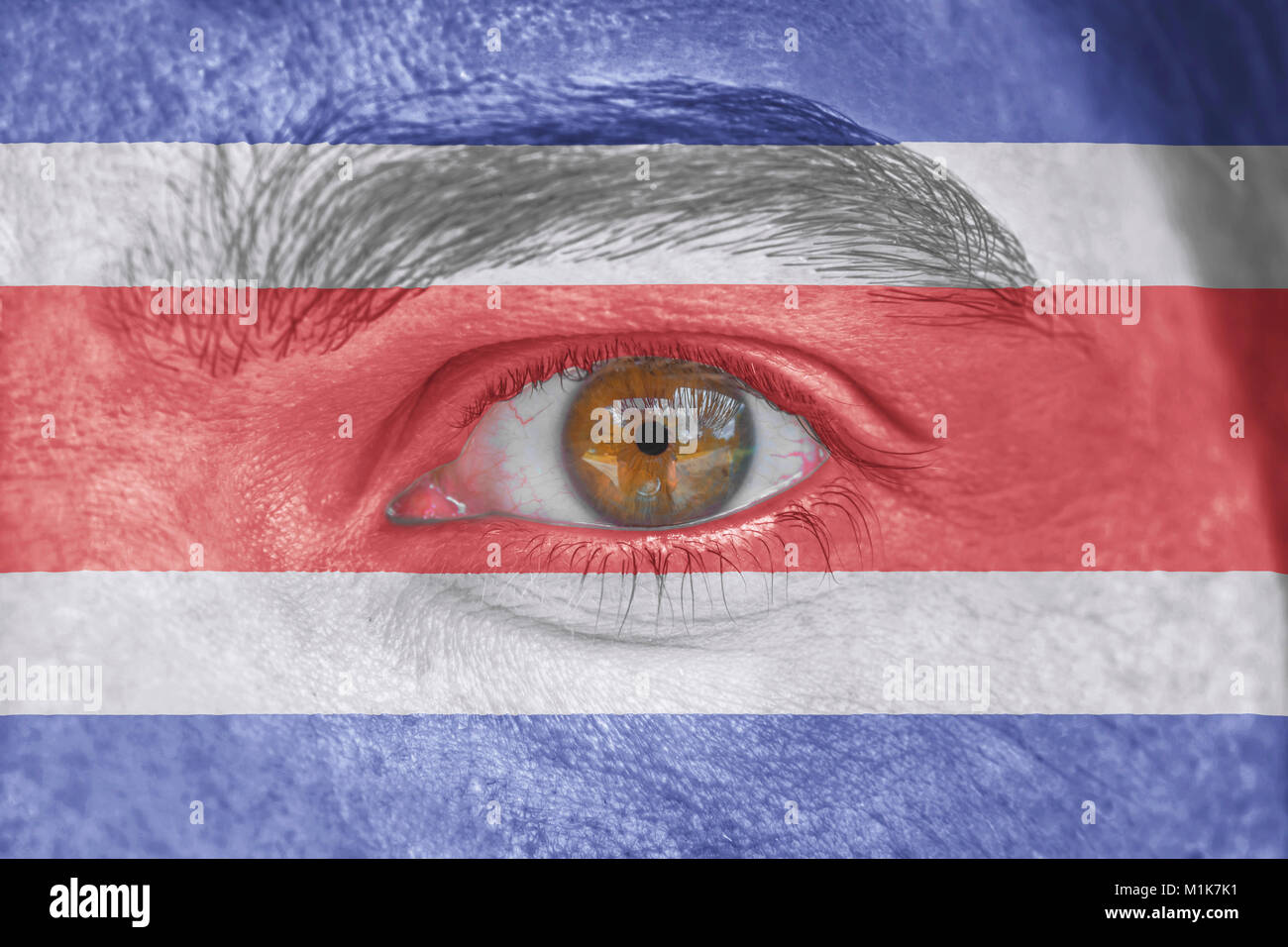Menschliches Antlitz und ein menschliches Auge gemalt mit Flagge von Costa Rica Stockfoto