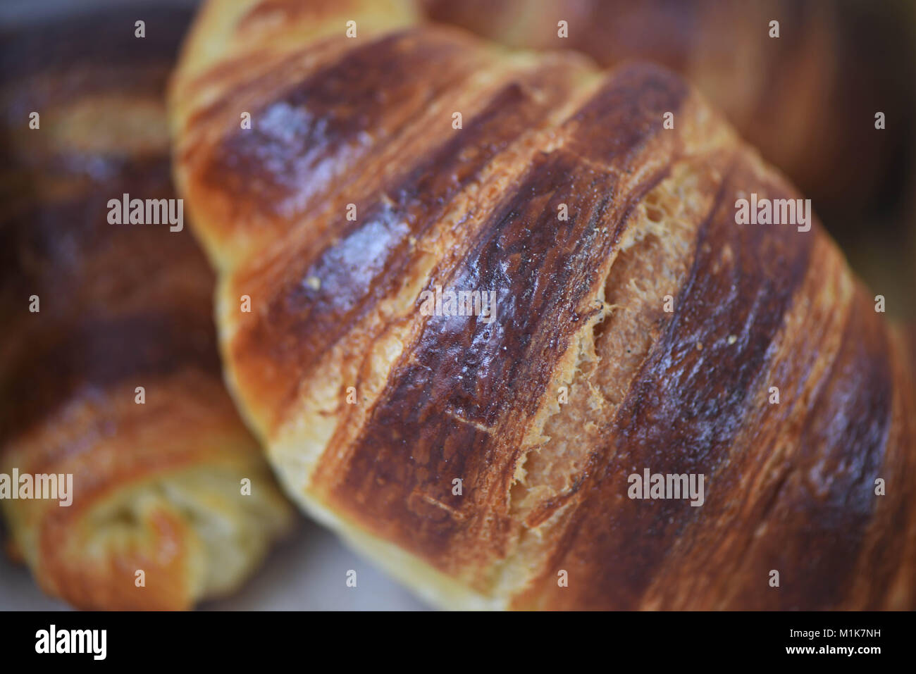 Essen Bild von einigen leckeren warmen hausgemachten Backwaren zum Frühstück Croissants mit Nahaufnahme Streifenmuster für eine abstrakte Hintergrund Stockfoto