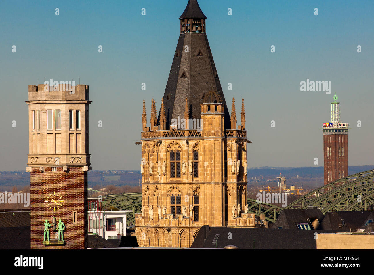 Deutschland, Köln, Turm des Gebäudes Haus Neuerburg in der historischen Altstadt, der Turm der historischen Rathaus, im Hintergrund der alte Turm der t Stockfoto