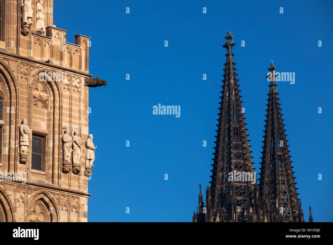 Deutschland, Köln, Statuen im Turm des historischen Rathaus im alten Teil der Stadt, die Türme der Kathedrale. Deutschland, Koeln, Statue Stockfoto