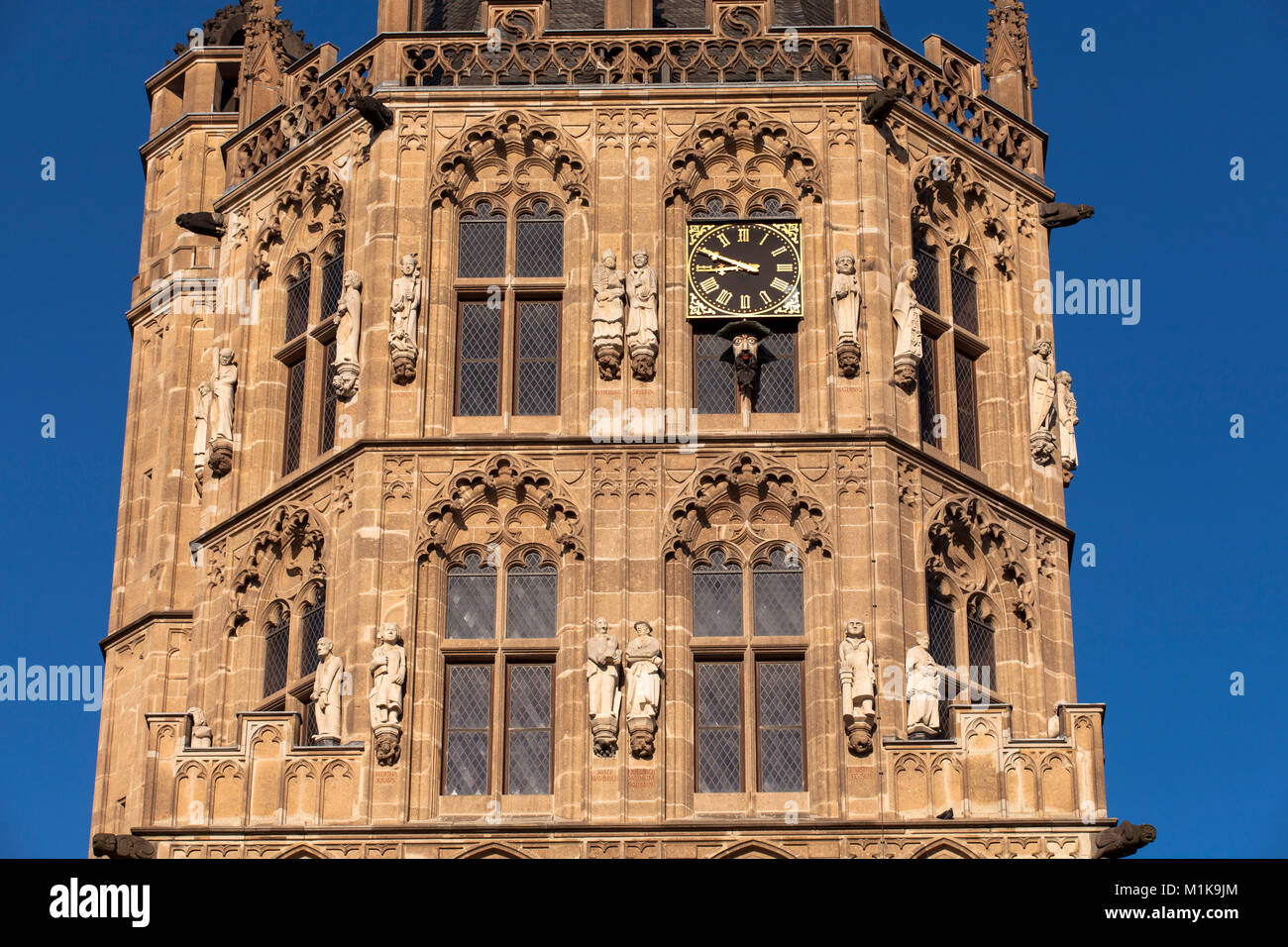 Deutschland, Köln, der Turm der historischen Rathaus im alten Teil der Stadt, unter der Uhr sehen Sie die Platzjabbeck, ein Gesicht, dass o erstreckt sich Stockfoto