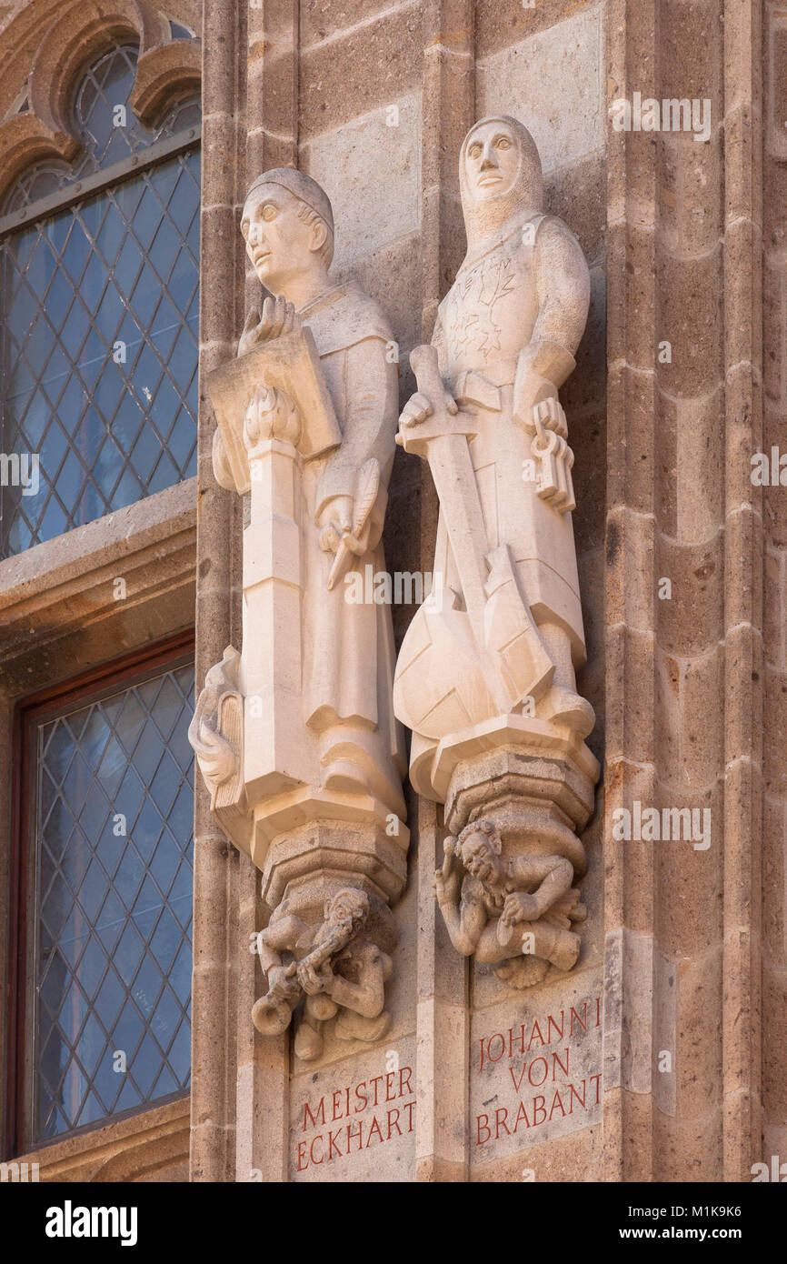 Deutschland, Köln, Statuen von Meister Eckhart und Johann I. von Brabant, am Turm der historischen Rathaus im alten Teil der Stadt. Deutschl Stockfoto