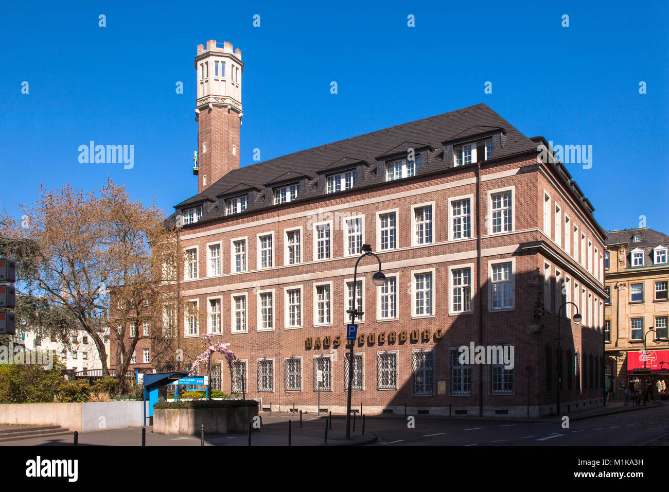 Deutschland, Köln, das Gebäude Haus Neuerburg auf dem Platz Guelichplatz in der historischen Stadt. Deutschland, Koeln, Haus Neuerburg bin Guelichplatz in Stockfoto