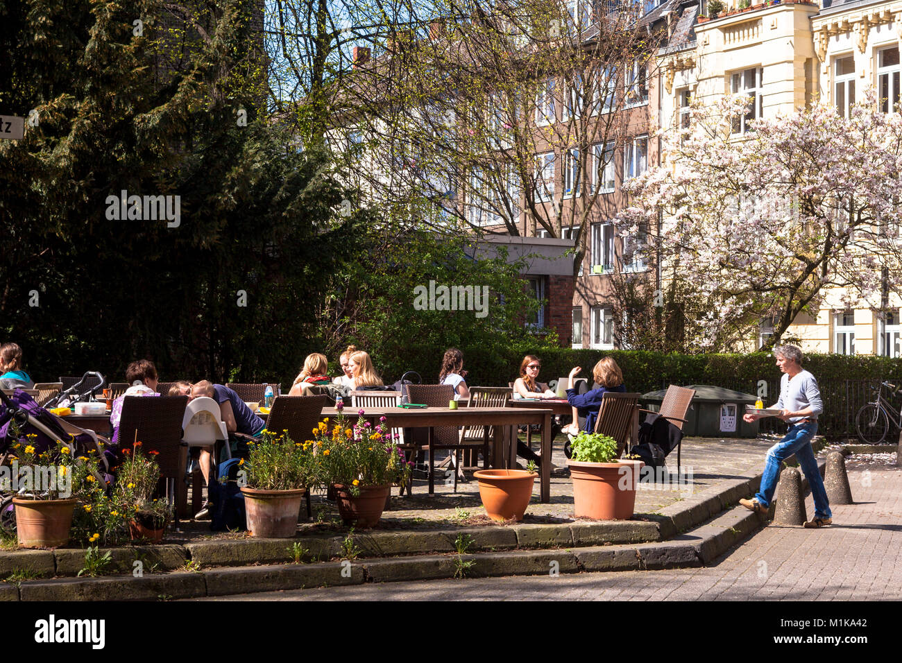 Deutschland, Köln, Cafe auf der Baudri Platz im Bezirk Nippes Deutschland, Koeln, Strassencafe am Baudriplatz im Stadtteil Nippes. Stockfoto