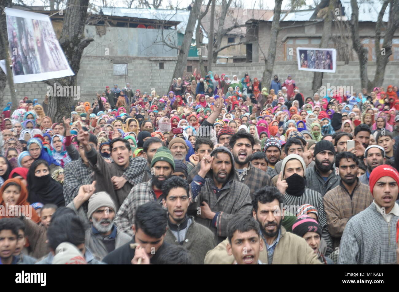 Tausende trauern wie das Begräbnis der zivilen Rayees Ganie, 19, ist unterwegs in der Shopian Bezirk South Kaschmir in Indien am 31. Januar 2018. Stockfoto