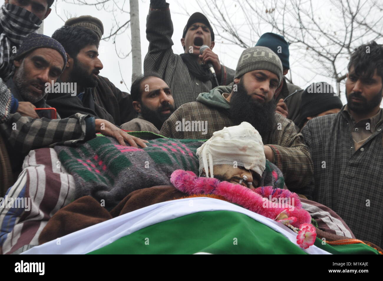 Tausende trauern wie das Begräbnis der zivilen Rayees Ganie, 19, ist unterwegs in der Shopian Bezirk South Kaschmir in Indien am 31. Januar 2018. Stockfoto